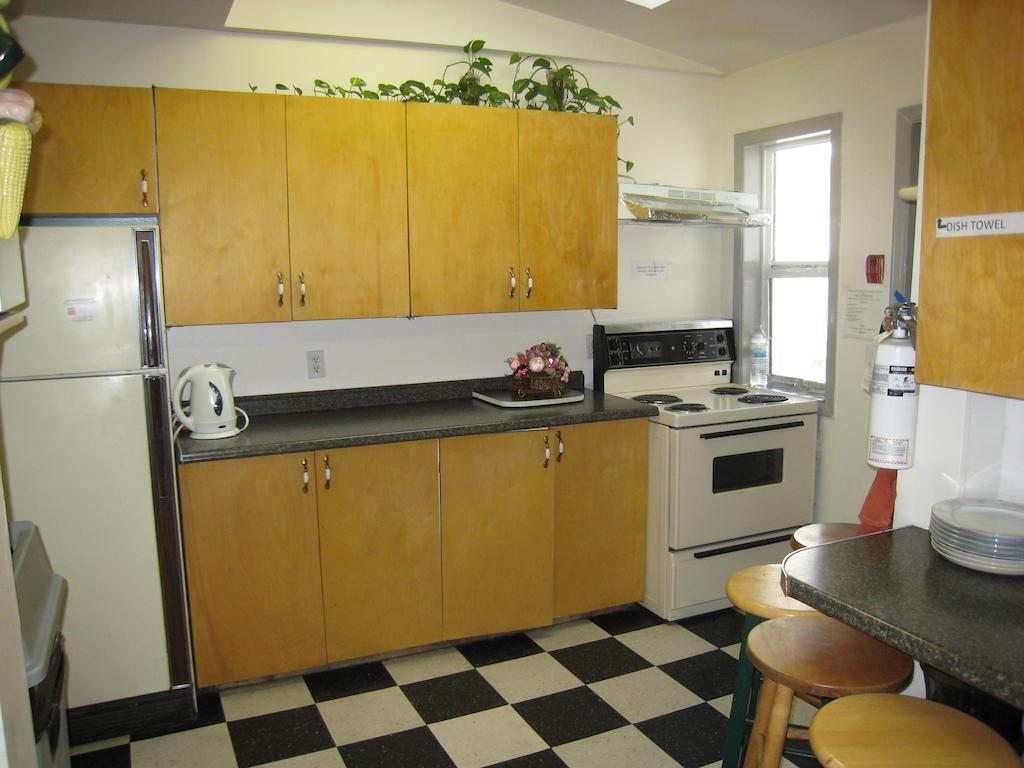 Kelowna Okanagan Lake Hostel ภายนอก รูปภาพ