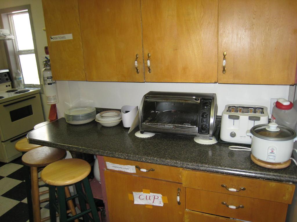 Kelowna Okanagan Lake Hostel ภายนอก รูปภาพ