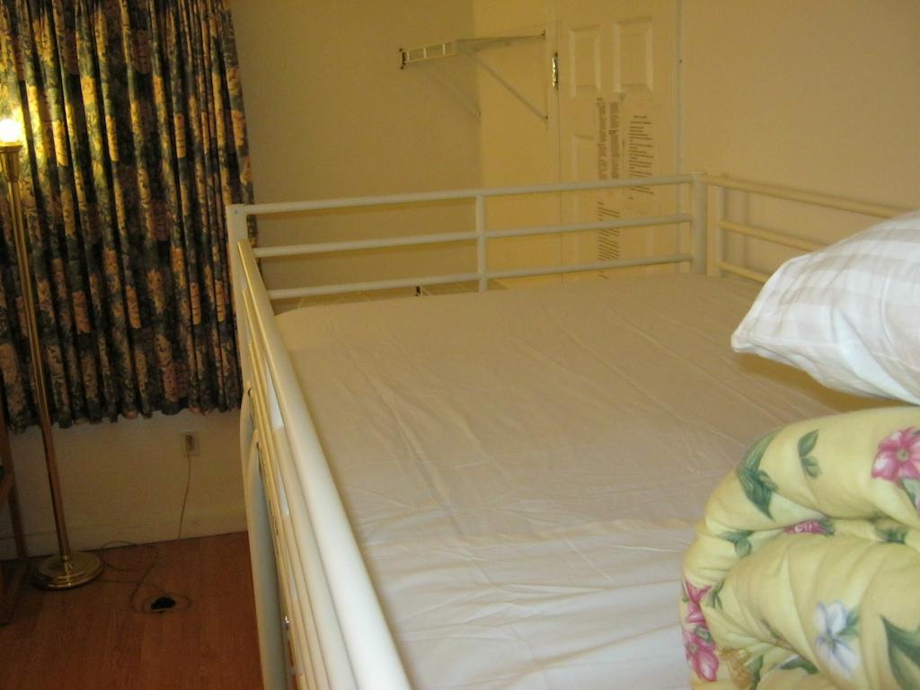 Kelowna Okanagan Lake Hostel ภายนอก รูปภาพ