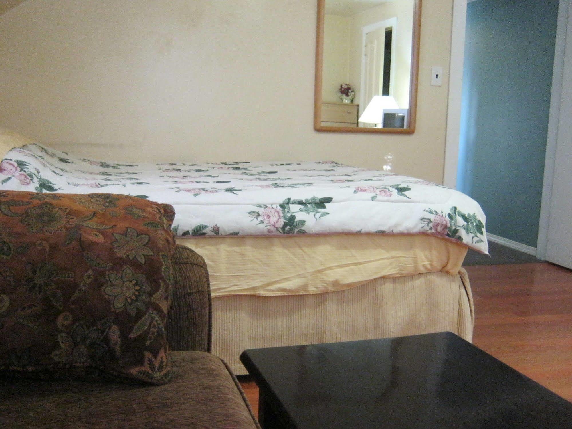 Kelowna Okanagan Lake Hostel ภายนอก รูปภาพ