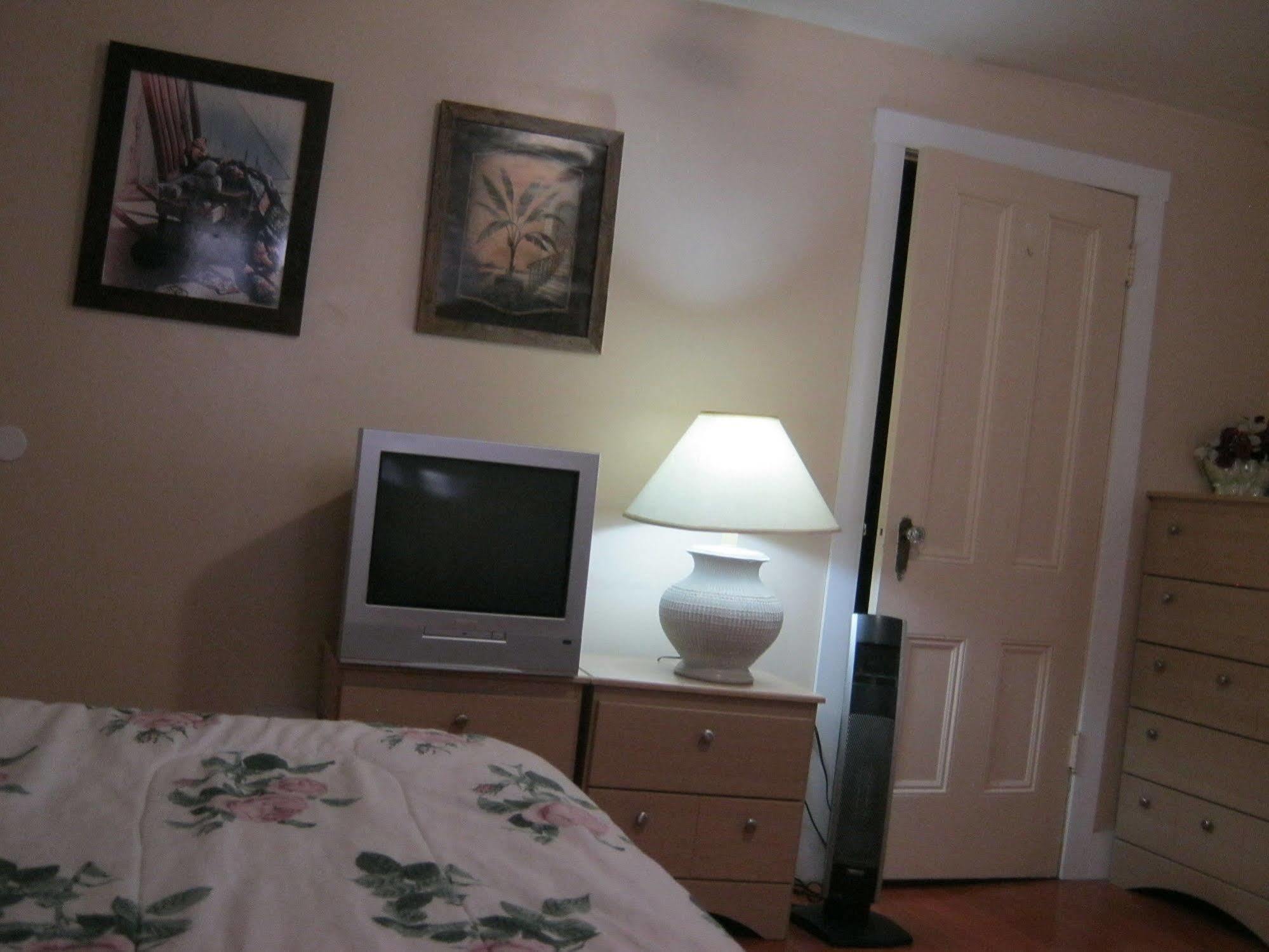 Kelowna Okanagan Lake Hostel ภายนอก รูปภาพ
