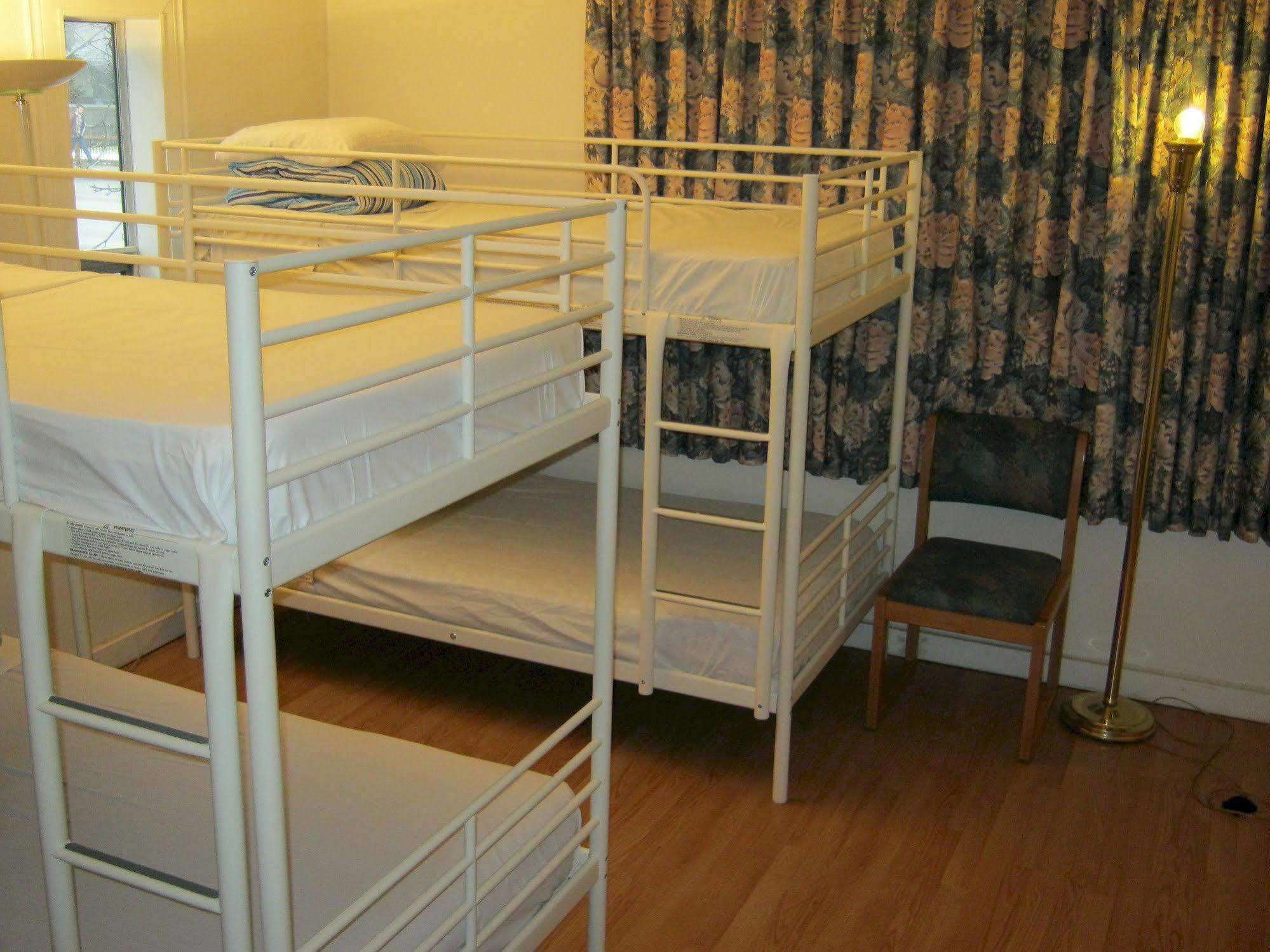 Kelowna Okanagan Lake Hostel ภายนอก รูปภาพ