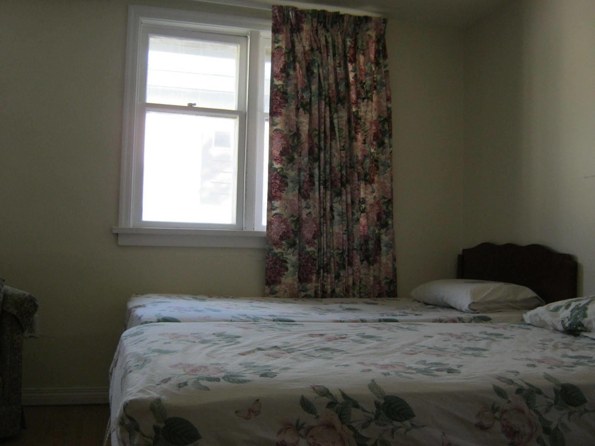 Kelowna Okanagan Lake Hostel ภายนอก รูปภาพ